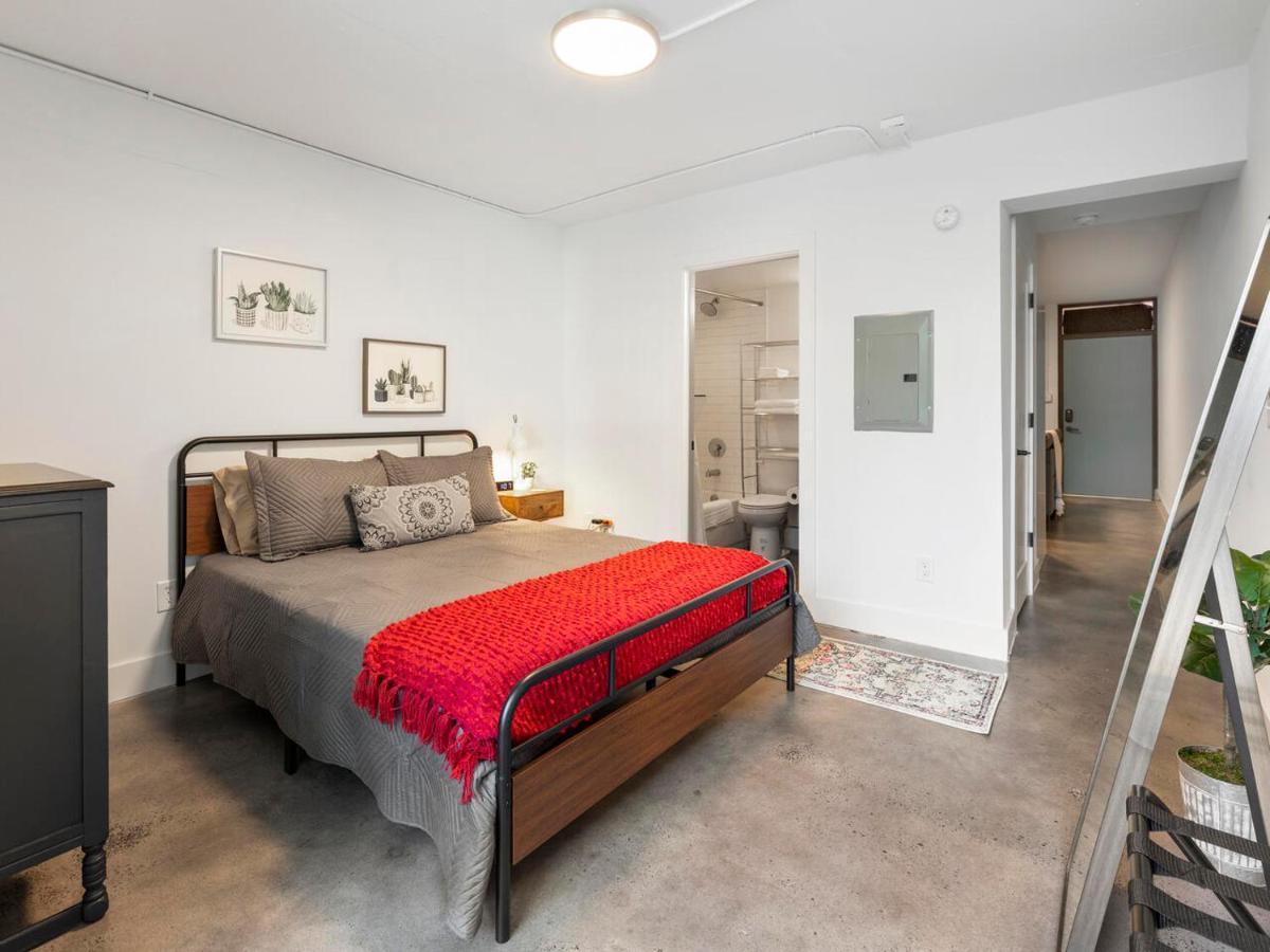 Апартаменты Comfortable Studio With Queen Bed, City Walkable! Атланта Экстерьер фото